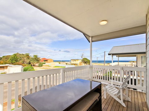 Century 21 SouthCoast: White Caps - Tourism Brisbane 3