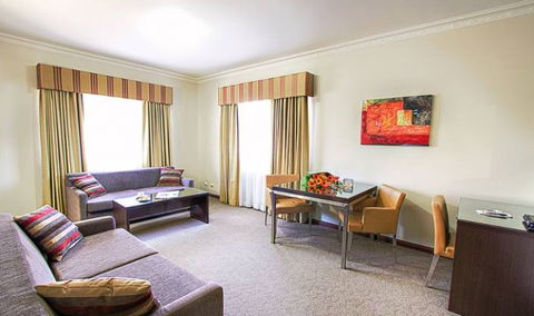 Governor Macquarie Motor Inn - Brisbane 4u 1