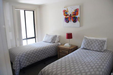 Cliff House Beachfront Villas - Tourism Brisbane 3