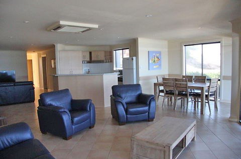 Cliff House Beachfront Villas - Tourism Brisbane 4