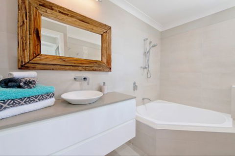 Apricari - Brisbane 4u 8