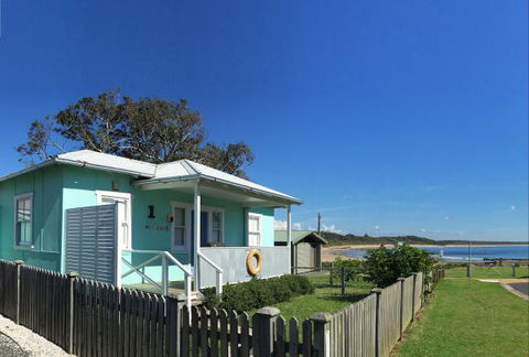 Aurora Beachfront Cottage - Brisbane 4u 0
