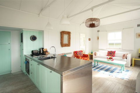 Aurora Beachfront Cottage - Brisbane 4u 1