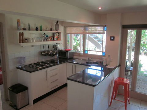 Bangalow Studio Apartment - Brisbane 4u 2
