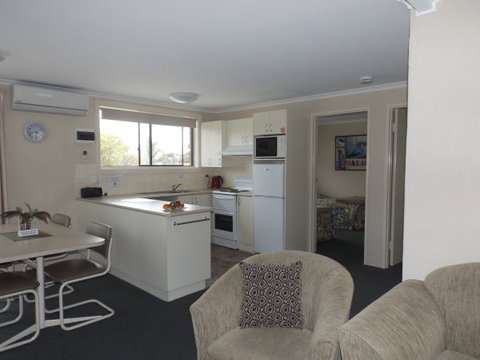 Surfside Holiday Apartments - Tourism Brisbane 3
