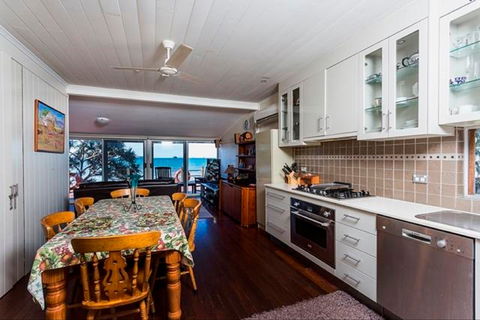 Beachfront Zilzie Holiday Home And Cottage - Tourism Brisbane 5
