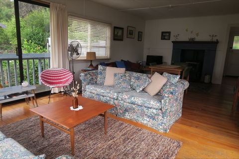 Binalong Bay Beach Shack - Tourism Brisbane 7