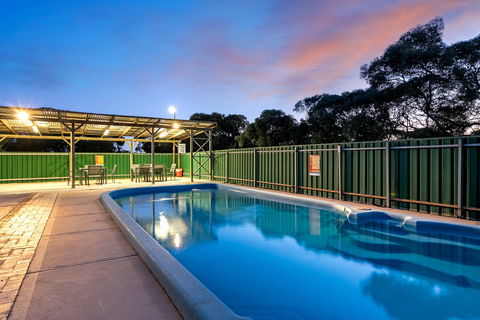 Border Village Roadhouse - Brisbane 4u 1