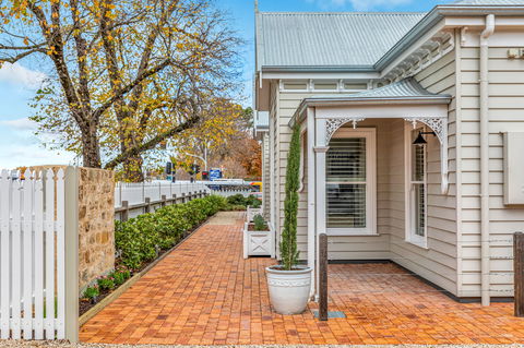 Grandview Accommodation - The Elm Tree Apartments - Brisbane Tourism 0