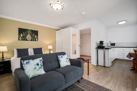 Oyster Cove Chalet - Tourism Brisbane 3