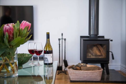 Rowlee Vineyard Villa - Brisbane Tourism 0