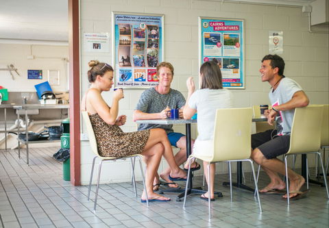 Airlie Beach YHA - Brisbane 4u 5