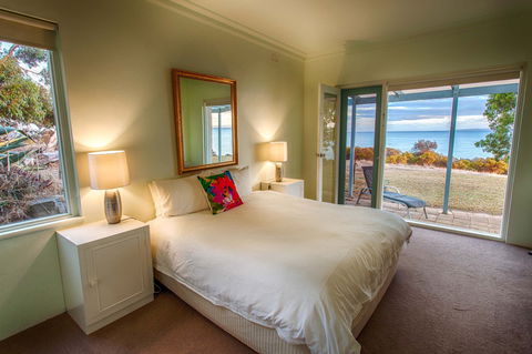 Antechamber Bay Retreats - Tourism Brisbane 0