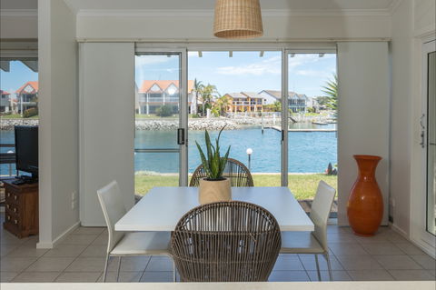 Bay Room Getaway - Brisbane Tourism 0