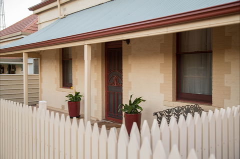 McKinley's Rest - Brisbane Tourism 0
