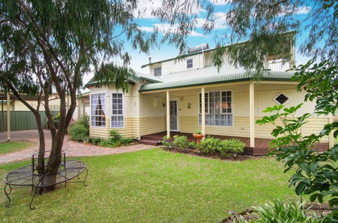 The Beach Retreat - Brisbane Tourism 0