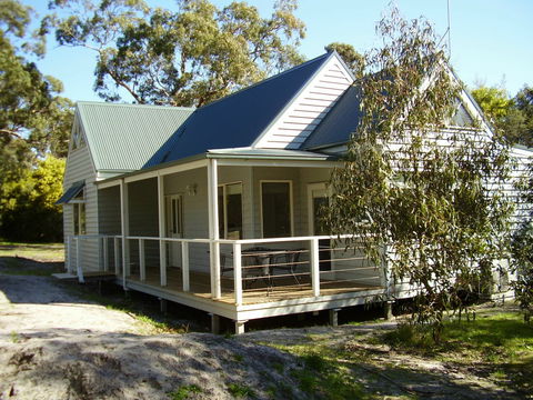 Hooked Inn Cottages - Tourism Brisbane 0