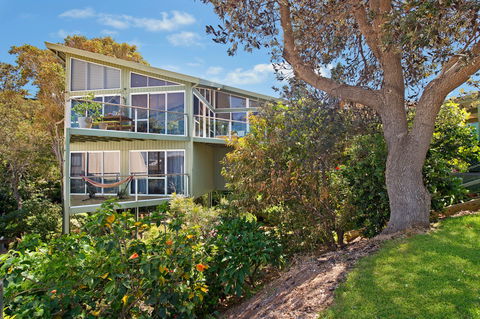 Arty Beach House At Lighthouse Beach - Brisbane Tourism 0