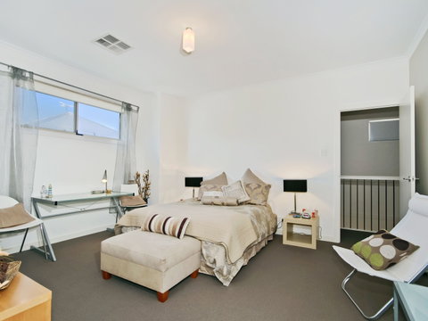 Century 21 SouthCoast: The Residence - Tourism Brisbane 0