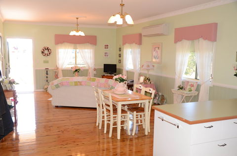 Milford Country Cottages - Brisbane 4u 1