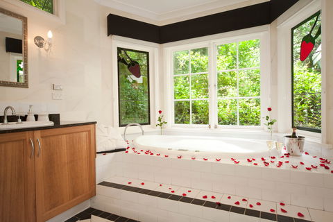 Strawberry Patch Cottage - Brisbane Tourism 1