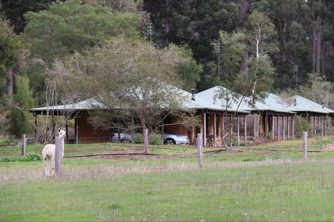 Treenbrook Cottages - Tourism Brisbane 0
