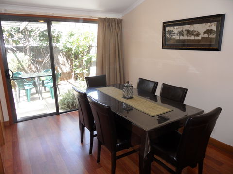 Adelaide Serviced Accommodation - Archer Townhouse - Brisbane 4u 1