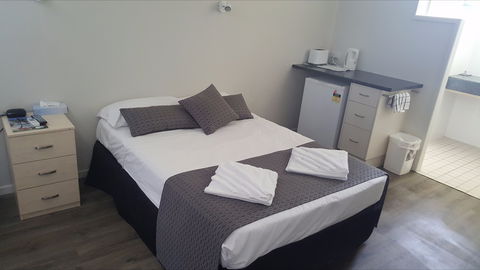 Queens Beach Hotel - Tourism Brisbane 1