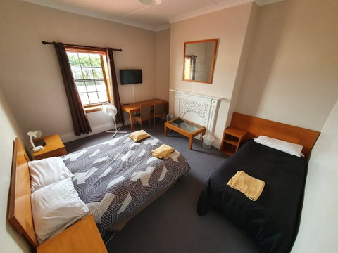 Victoria Hotel Port McDonnell - Tourism Brisbane 1
