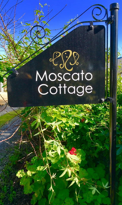 3 Divas Accommodation - The Moscato Cottage - Brisbane 4u 1