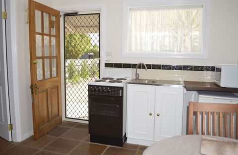 Almond Tree Cottage - Brisbane 4u 2