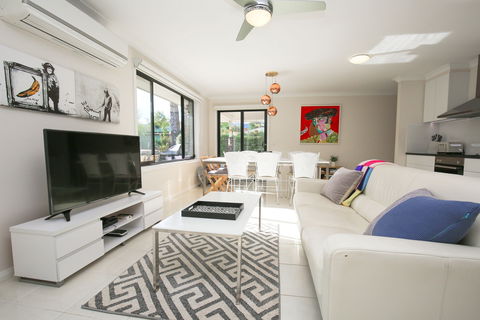 Bright Uptown - Brisbane 4u 1