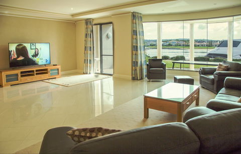 Monterey Waters 27A - Brisbane 4u 0