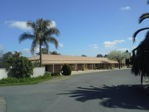 Paradise Lakes Motel - Tourism Brisbane 0
