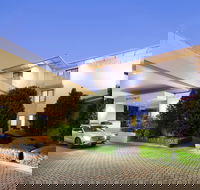 Ramada by Wyndham Diplomat Canberra - Tourism Brisbane