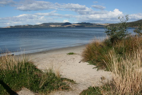 Snug Beach Cabin And Caravan Park - Brisbane 4u 1