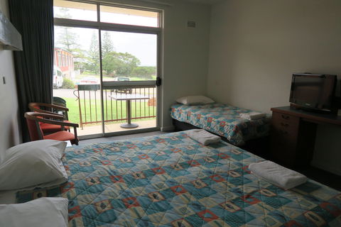 Tathra Hotel - Motel - Brisbane Tourism 2