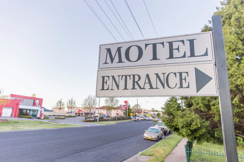 Bathurst Motor Inn - Brisbane Tourism 0