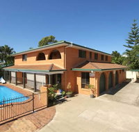 Airlie Court Holiday Apartments - Tourism Brisbane