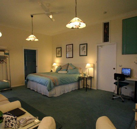 Pratically Lakeside B & B - Brisbane 4u 1