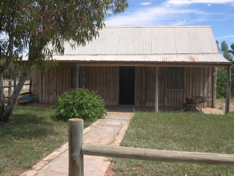 Early Settlers Cottage (Solly's Hut) - Tourism Brisbane 0