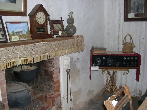 Early Settlers Cottage (Solly's Hut) - Tourism Brisbane 1
