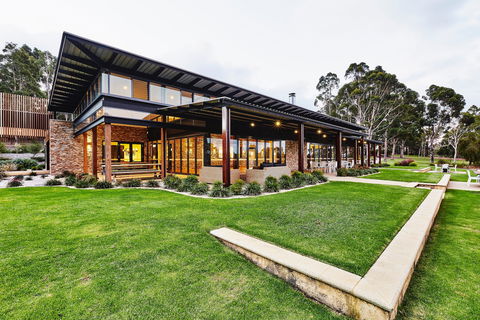 Lakeside Function Centre - Eight Willows Retreat - Brisbane Tourism 0