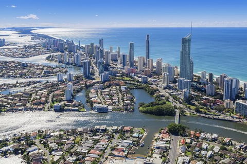 Gold Coast Airport Transfers : Gold Coast City To Airport OOL In Business Car - Tourism Brisbane 3