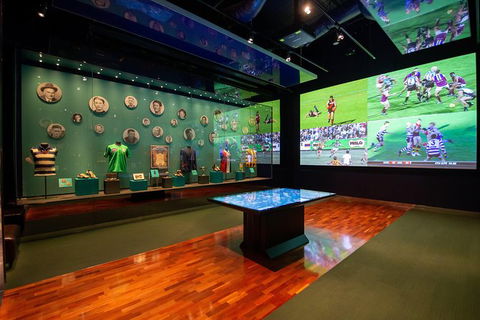 Ultimate Sports Lovers Bus Tour Of Melbourne - Brisbane 4u 4