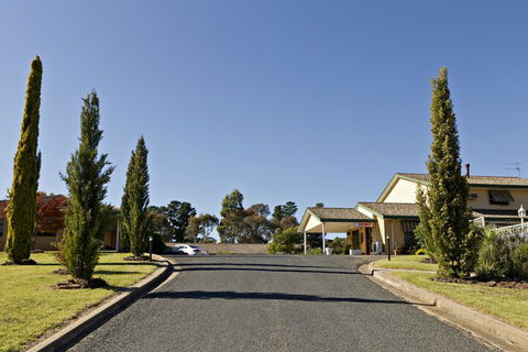 Hilltops Retreat Motor Inn - Brisbane Tourism 1
