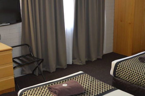 Hilltops Retreat Motor Inn - Brisbane Tourism 7