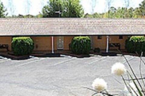 Hilltops Retreat Motor Inn - Brisbane Tourism 0