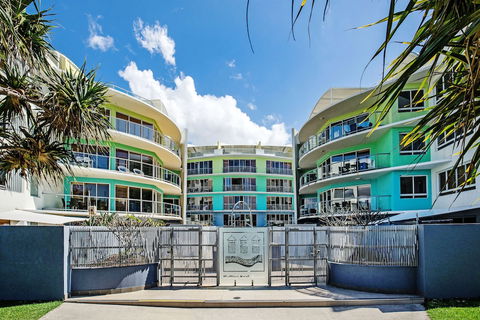 Rolling Surf Resort - Brisbane Tourism 0