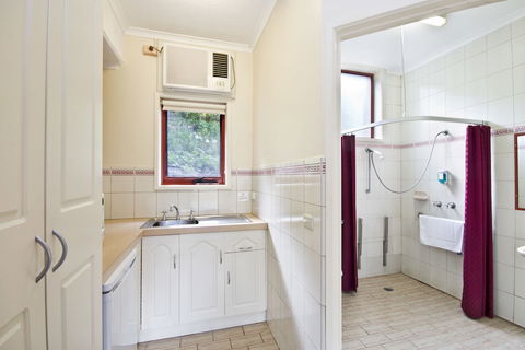 Lorne Coachman Inn - Tourism Brisbane 3